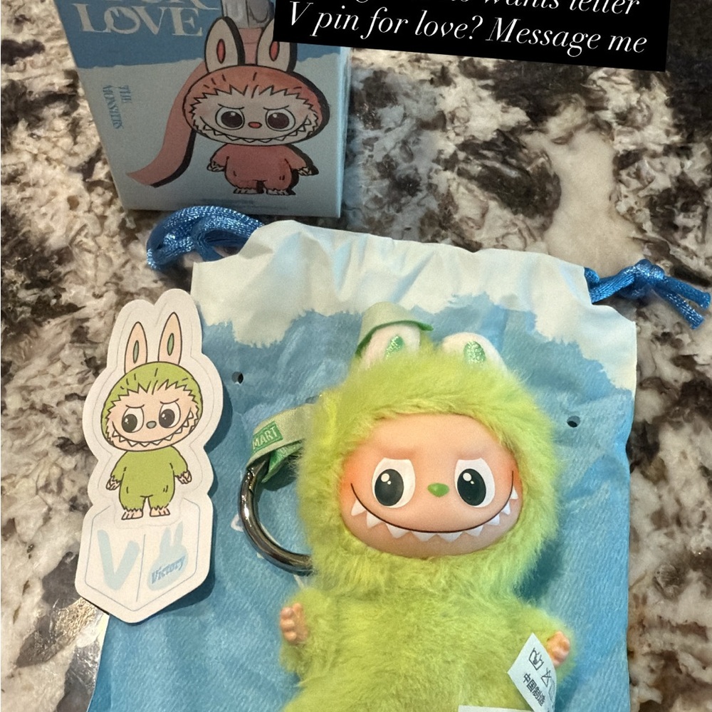Letter V pin for love !!